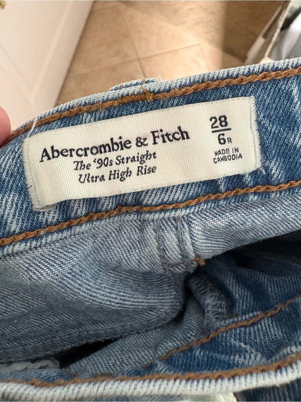 Abercrombie and Fitch Ultra High Rise 90s Straight Jean sz 28/6 - Picture 7 of 8